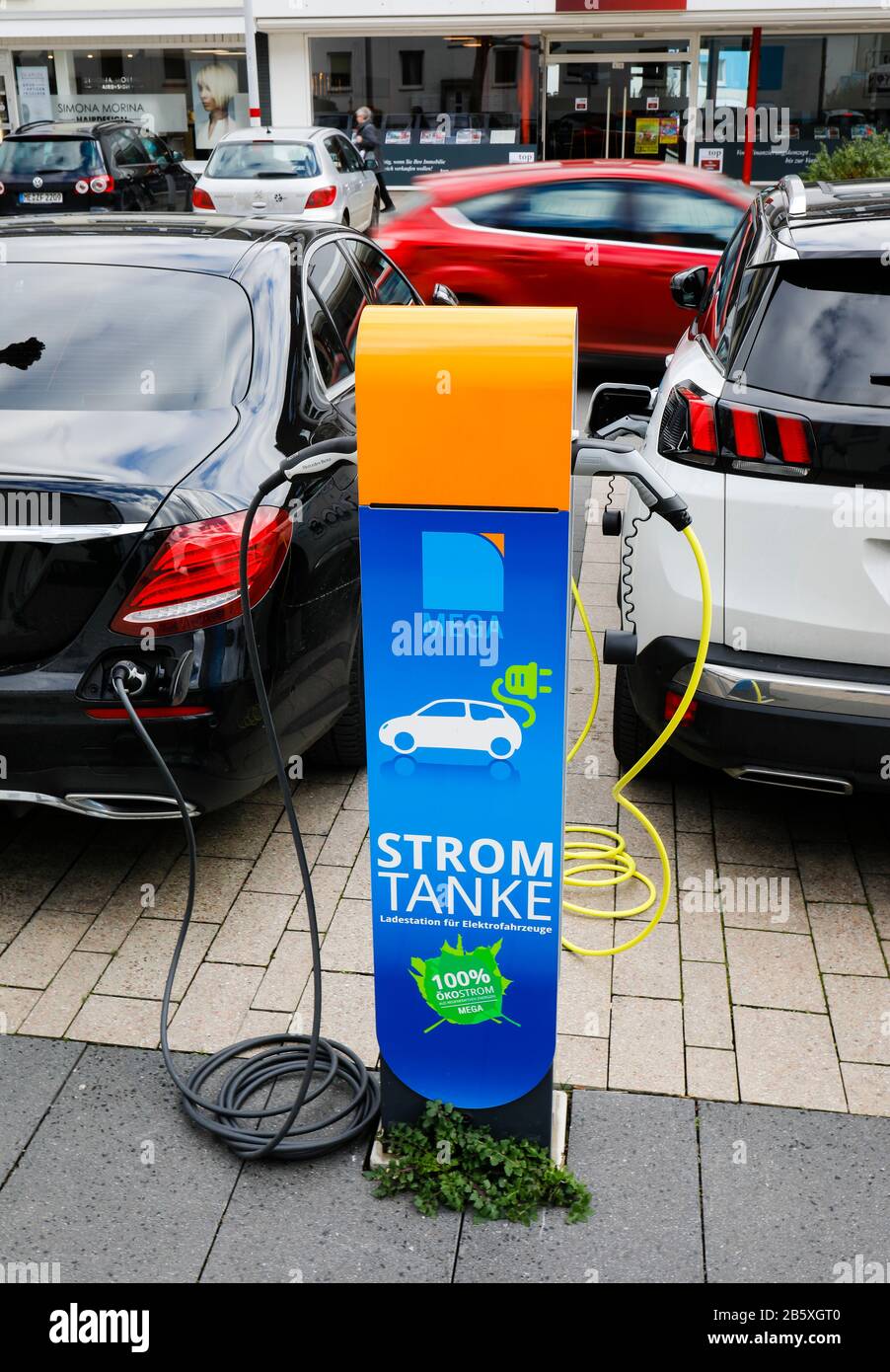 Monheim am Rhein, Renania Settentrionale-Vestfalia, Germania - le auto elettriche riricaricano l'eco-potenza in una stazione di rifornimento elettrica su un parcheggio pubblico. Monheim am Foto Stock