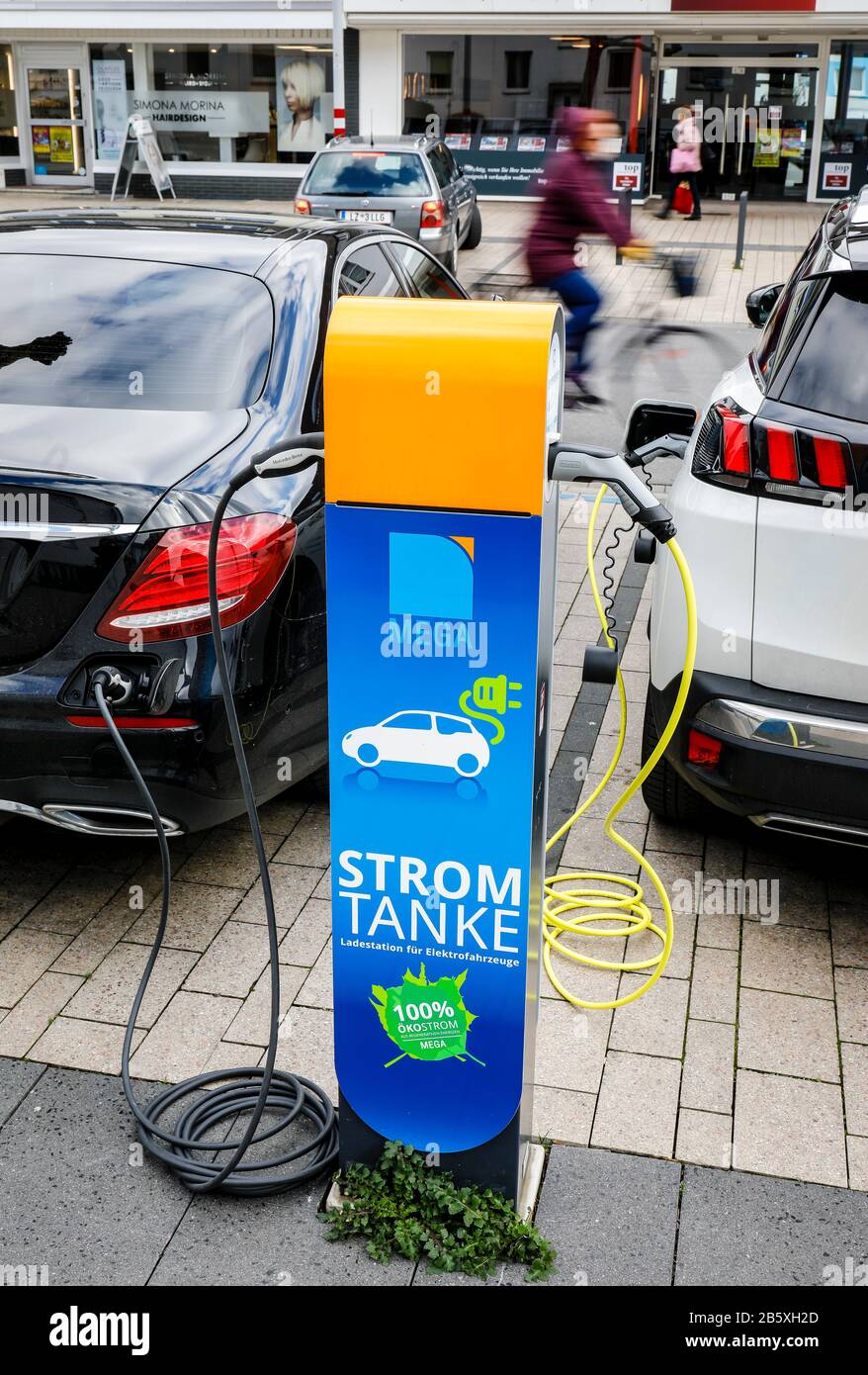 Monheim am Rhein, Renania Settentrionale-Vestfalia, Germania - le auto elettriche riricaricano l'eco-potenza in una stazione di rifornimento elettrica su un parcheggio pubblico. Monheim am Foto Stock