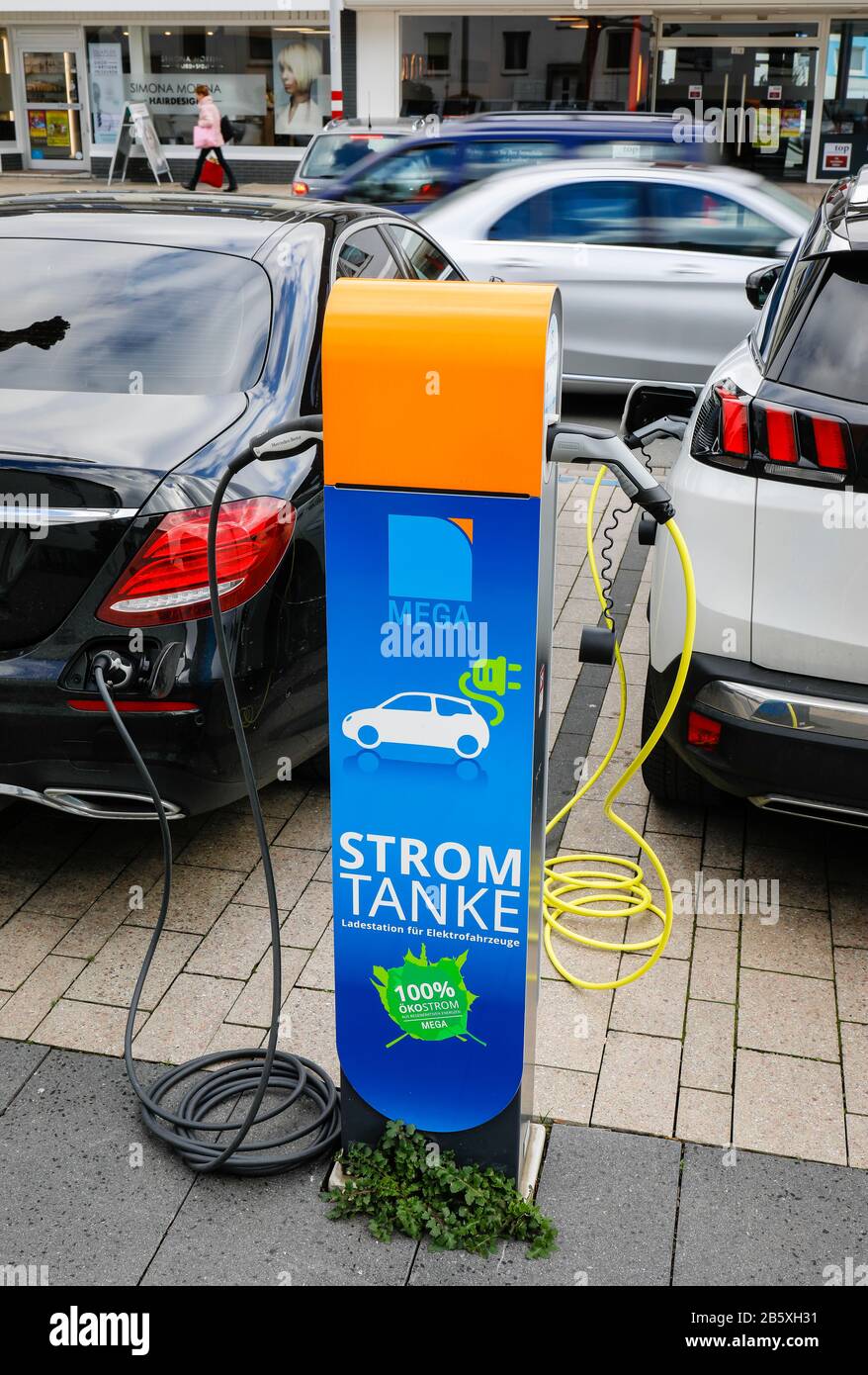 Monheim am Rhein, Renania Settentrionale-Vestfalia, Germania - le auto elettriche riricaricano l'eco-potenza in una stazione di rifornimento elettrica su un parcheggio pubblico. Monheim am Foto Stock