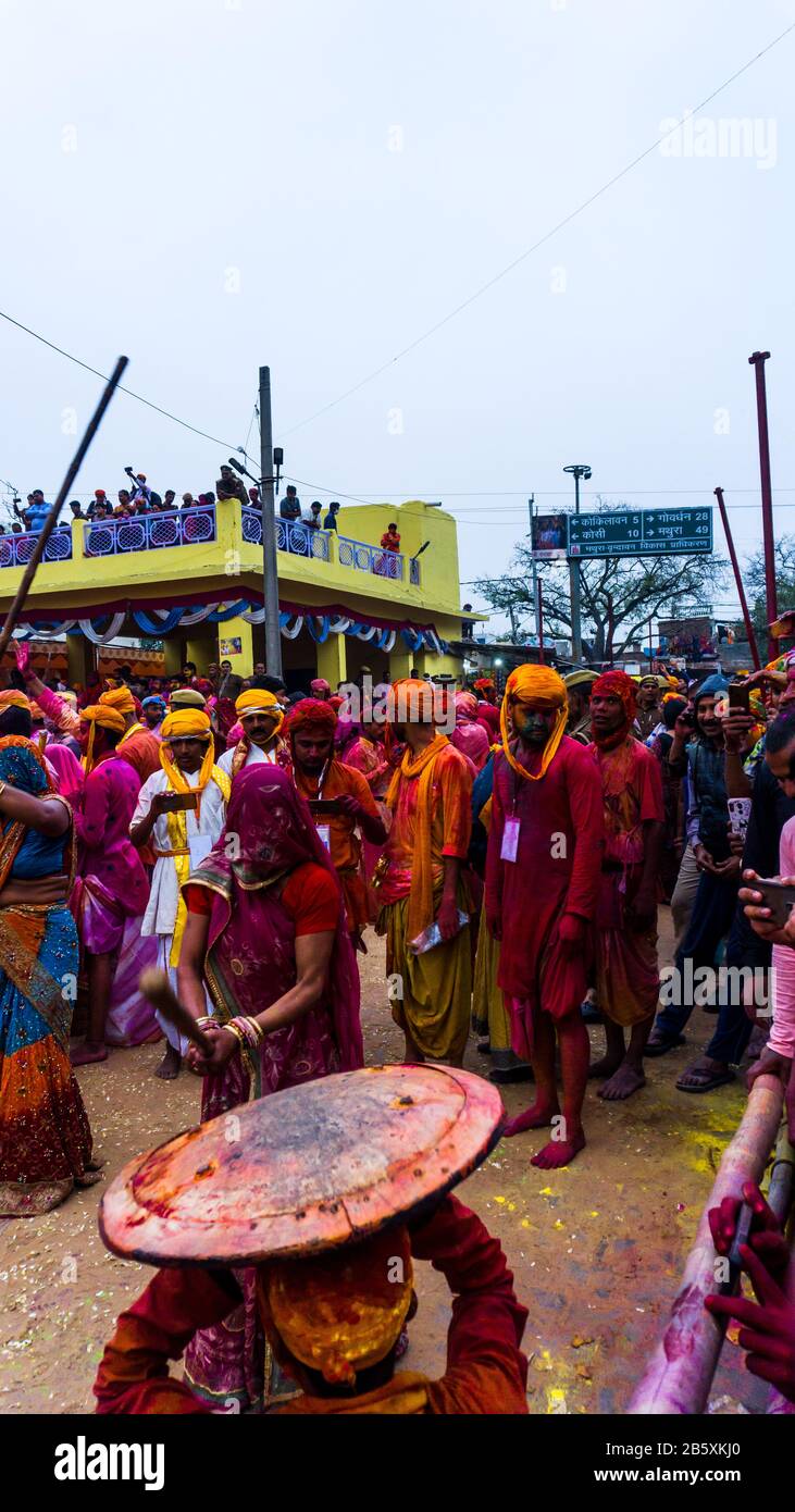 La gente che celebra il holi di lathmar in nand gaon Foto Stock