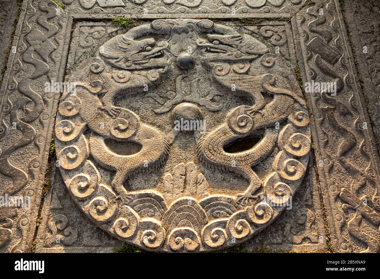 Medaglione di pavimentazione in marmo intagliato con draghi, Grande Moschea di Xi'an, Cina Foto Stock