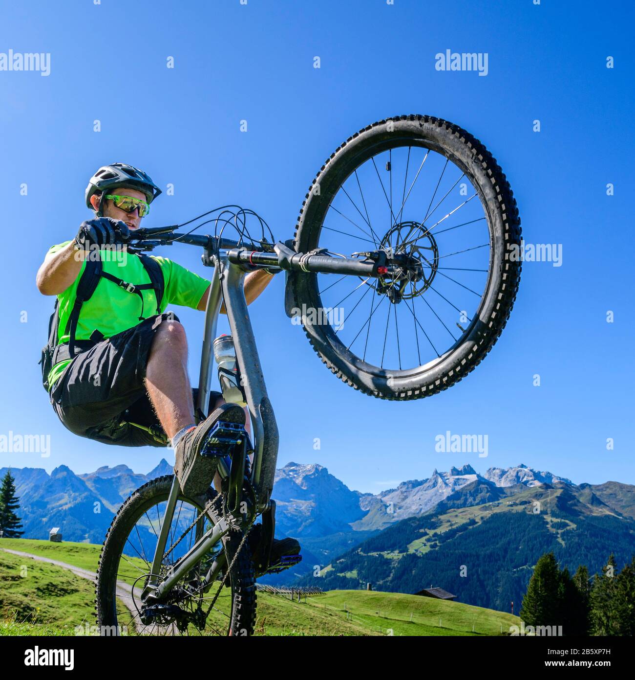 Wheelie di fronte ad un meraviglioso paesaggio alpino Foto Stock