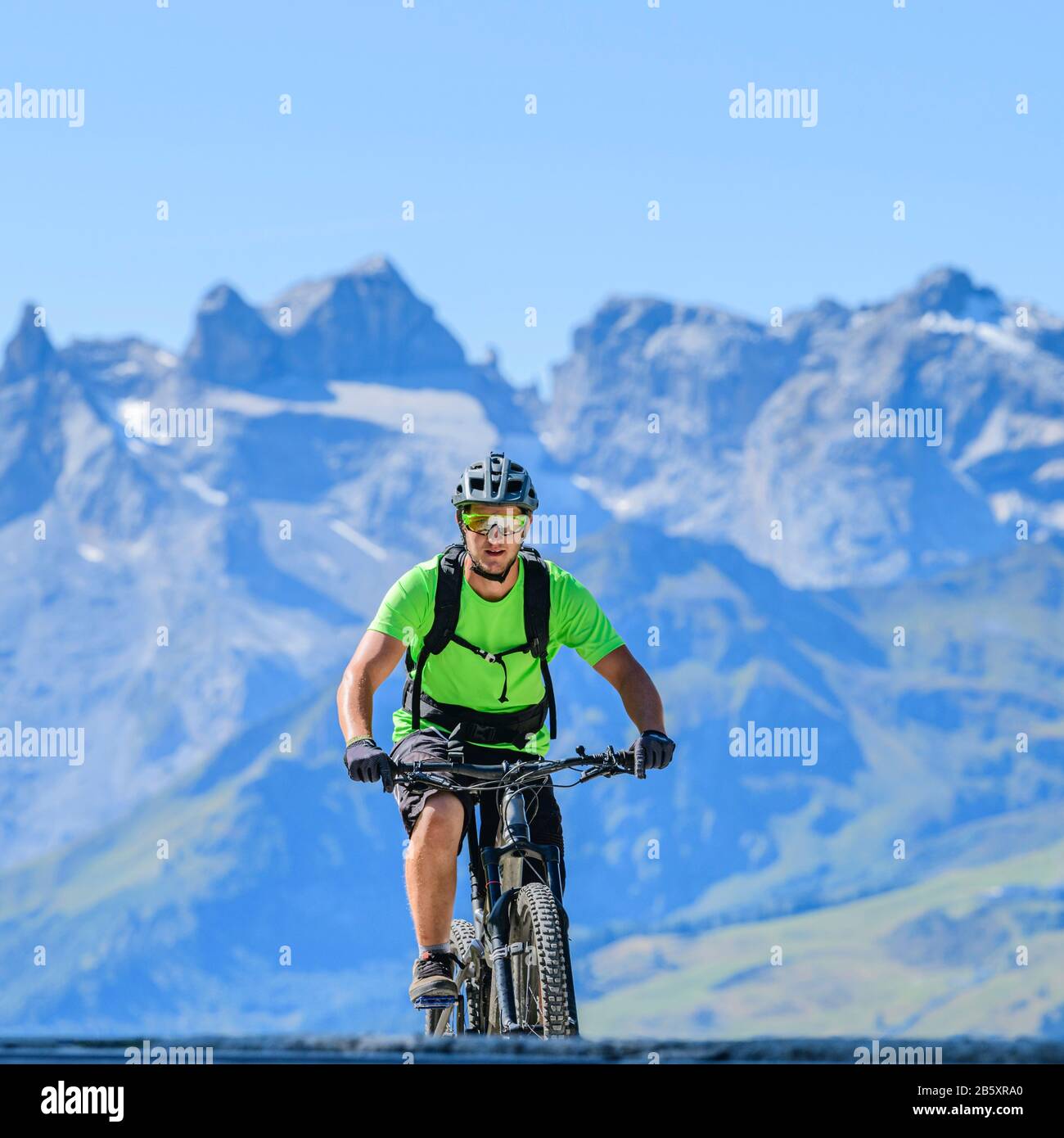 Mountainbike in splendido paesaggio alpino Foto Stock
