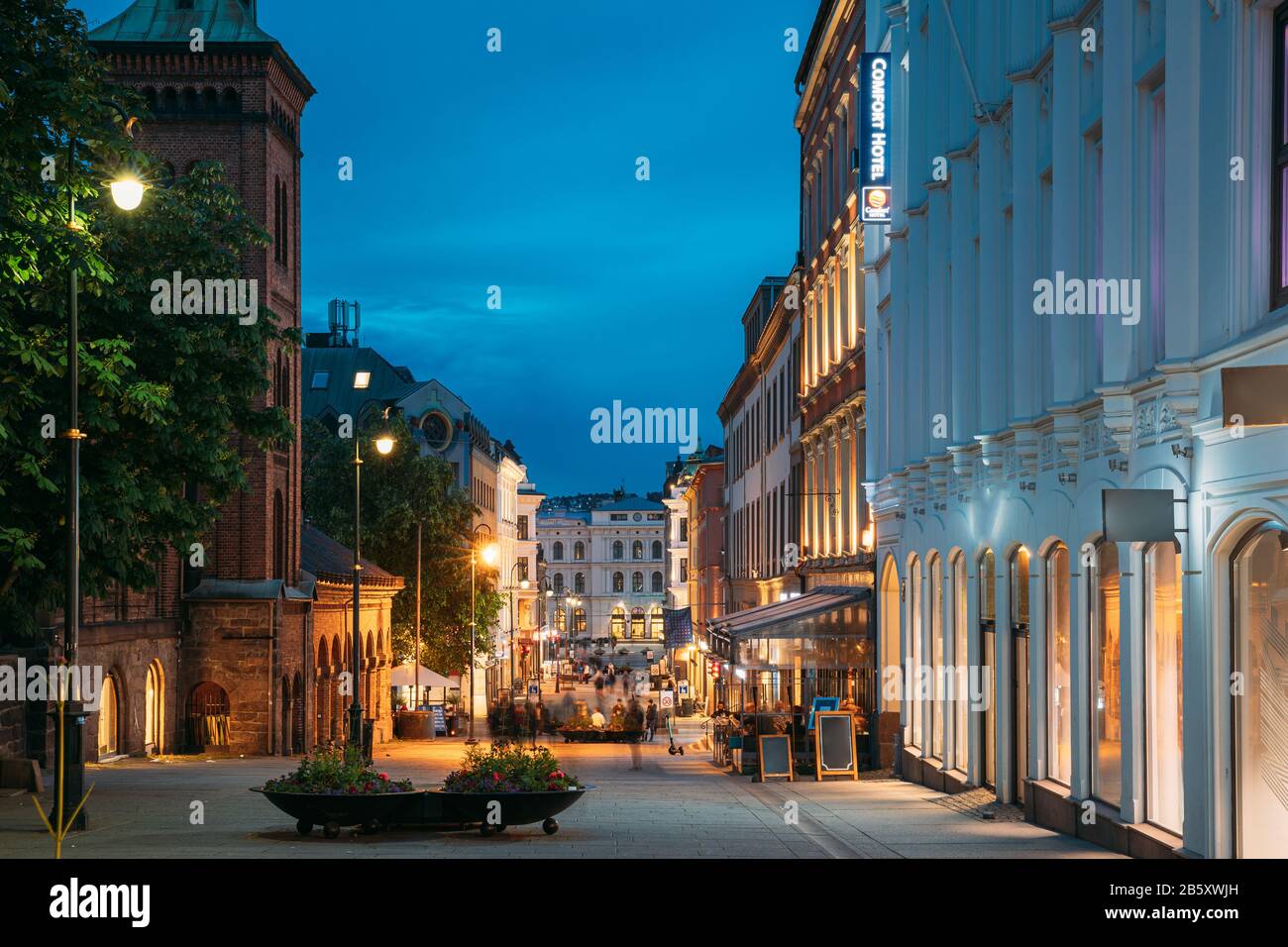 Oslo, Norvegia. Vista Notturna Di Karl Johans Gate Street. Centrum District In Serata Estiva Foto Stock