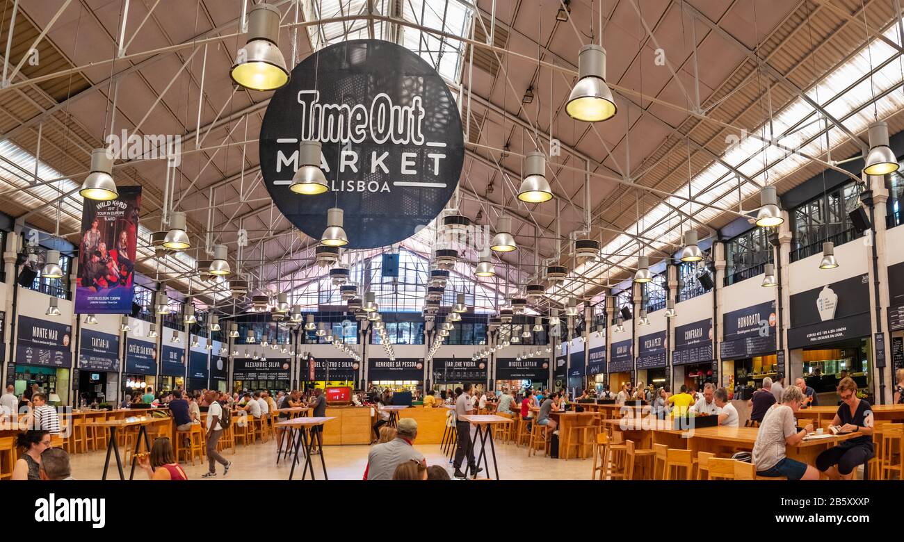 Il mercato Time Out della moderna corte alimentare nella sala Mercado da Ribeira. Lisbona, Portogallo Foto Stock