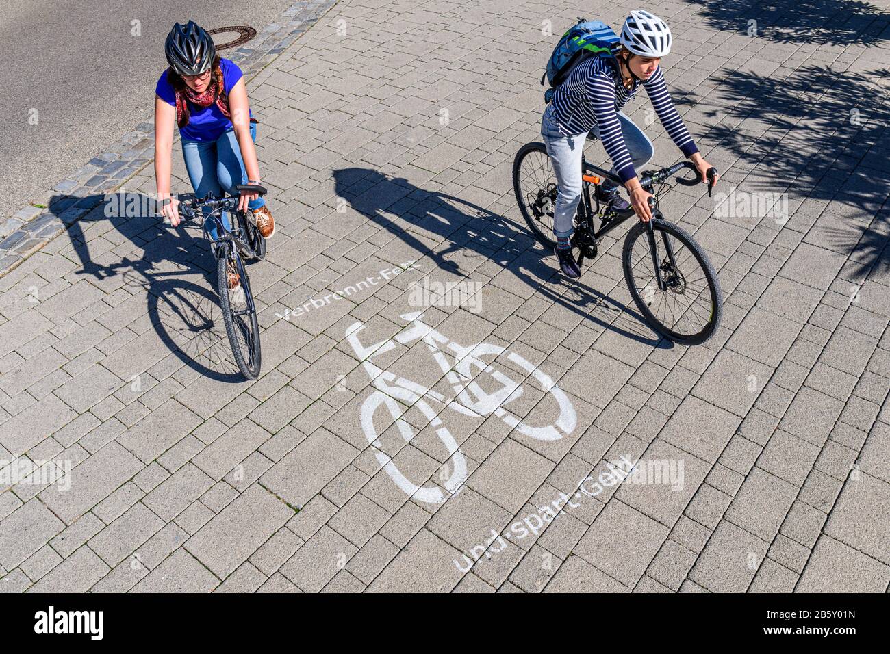 Appello sulla strada: Il ciclismo brucia grasso, mantiene la forma e risparmia denaro Foto Stock