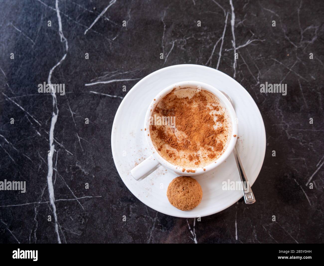 Sahlep o Salep tradizionale turco bevanda invernale con cannella. Cibo e bevande di sottofondo texture. Foto Stock