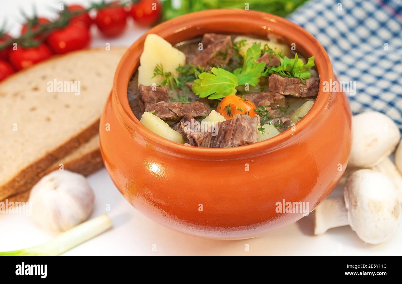 Arrosto in una pentola con carne di manzo e patate sul tavolo Foto Stock