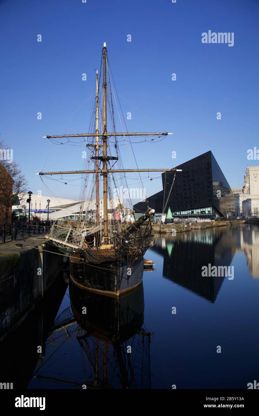 Nave alta ormeggiata a Liverpool Foto Stock