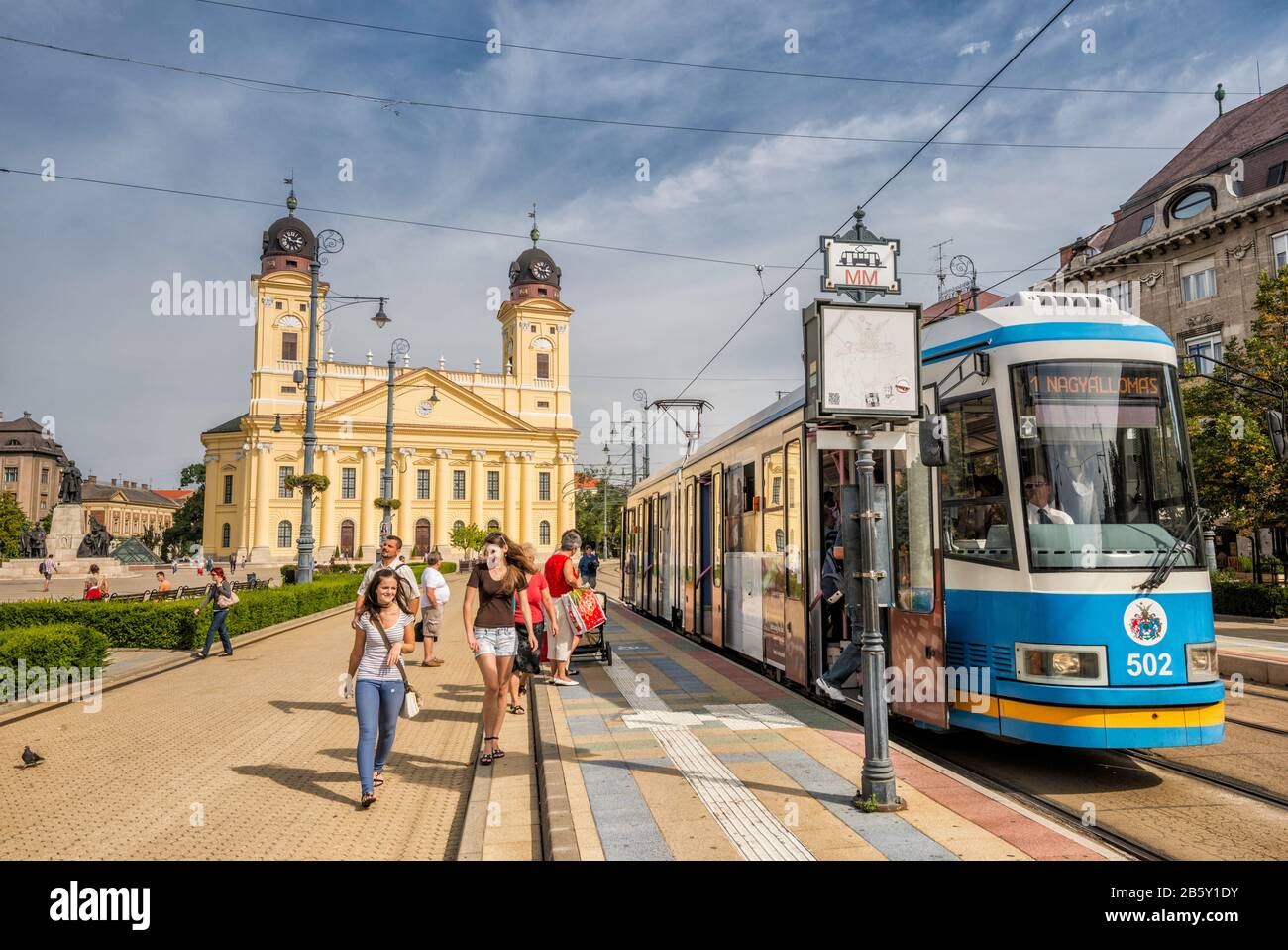 Auto di strada, la chiesa grande dietro a Piac utca a Debrecen, regione della pianura ungherese grande settentrionale, contea di Hajdu-Bihar, Ungheria Foto Stock