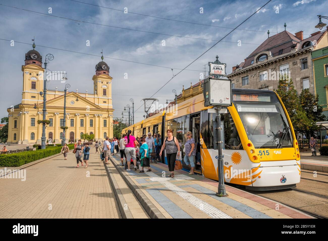 Auto di strada, la chiesa grande dietro a Piac utca a Debrecen, regione della pianura ungherese grande settentrionale, contea di Hajdu-Bihar, Ungheria Foto Stock