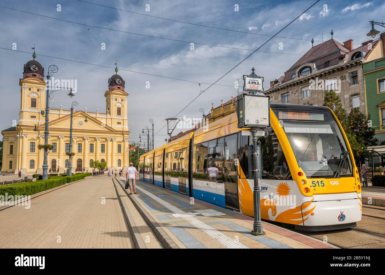 Auto di strada, la chiesa grande dietro a Piac utca a Debrecen, regione della pianura ungherese grande settentrionale, contea di Hajdu-Bihar, Ungheria Foto Stock
