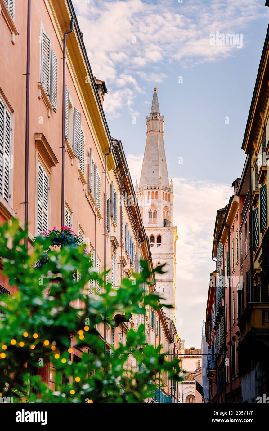 Tramonto A Modena, Emilia Romagna, Italia. Via Torre E Ghirlandina Foto Stock