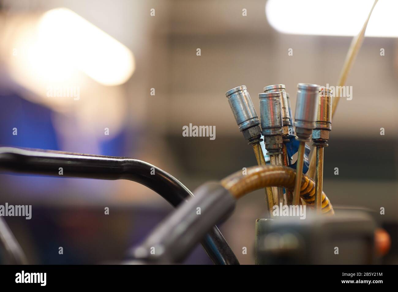 Chiusura orizzontale senza sparo di cavi delle candele per auto, spazio di copia Foto Stock