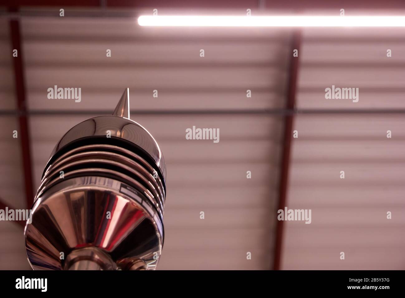 Primo piano del ricevitore dell'antenna in metallo lucido. Foto Stock