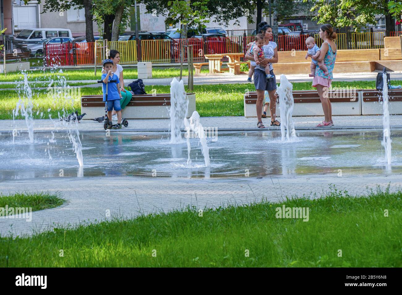 Gabrovo, Bulgaria. 3 Agosto 2018. Tre madri con bambini sono in piedi presso le fontane nel parco. Foto Stock