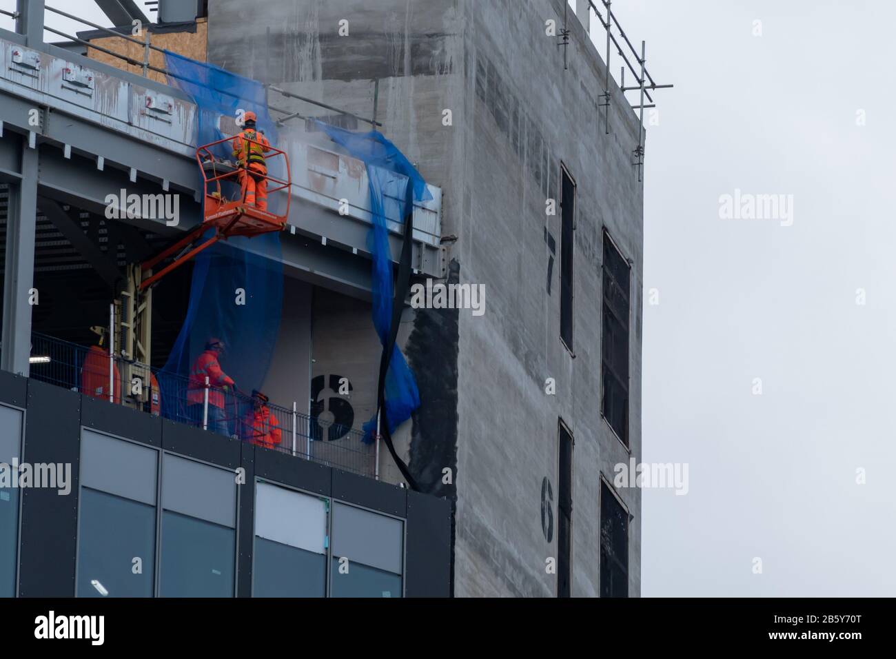 Gli uomini che lavorano in altezza nel centro di Glasgow presso il nuovo quartiere di Buchanan Wharf sono in attesa di essere completati nel 2021. Foto Stock