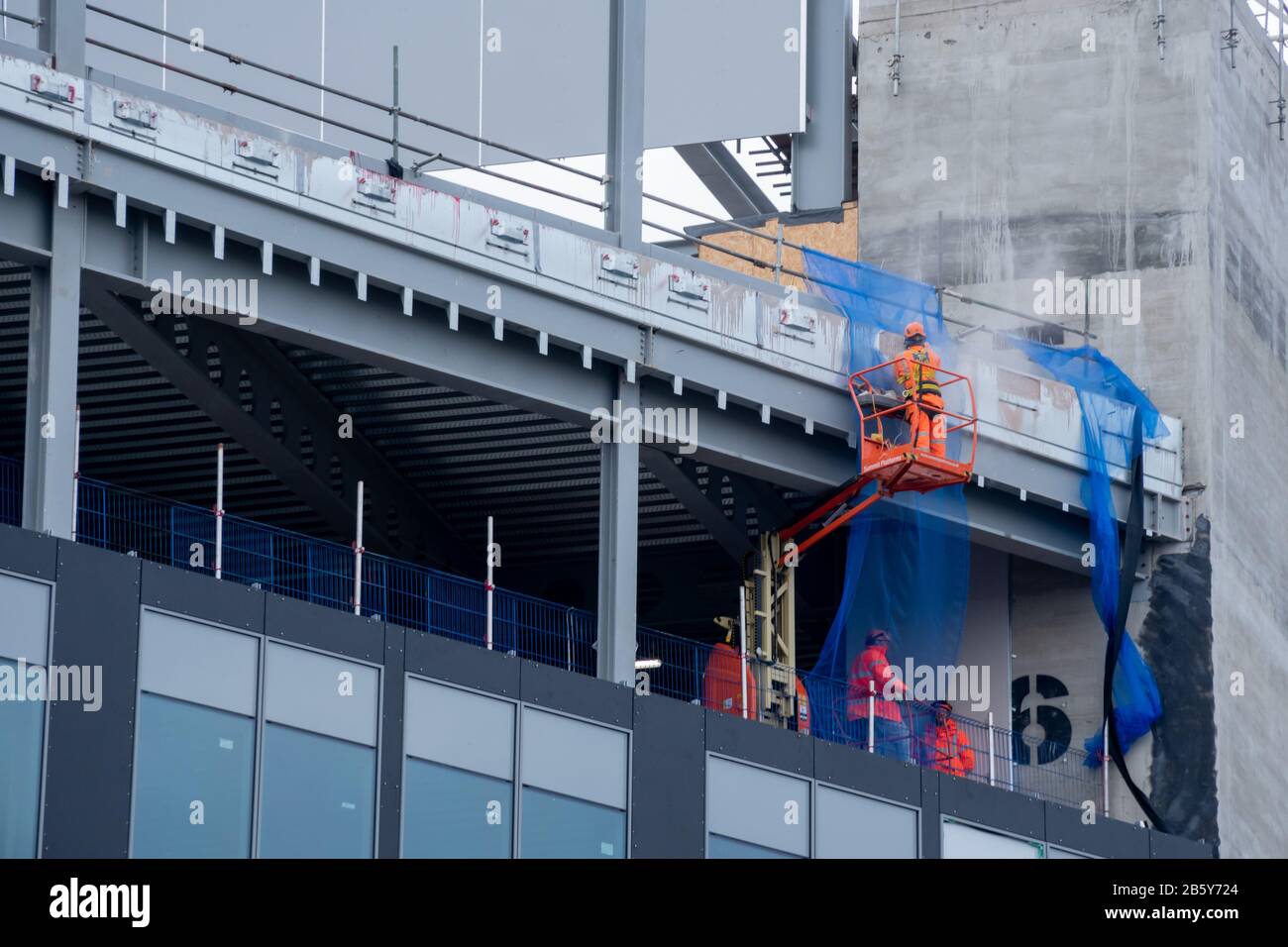 Gli uomini che lavorano in altezza nel centro di Glasgow presso il nuovo quartiere di Buchanan Wharf sono in attesa di essere completati nel 2021. Foto Stock