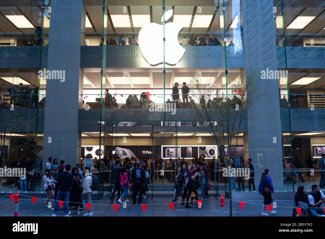 21.09.2019, Sydney, nuovo Galles del Sud, Australia - Persone di fronte a un Apple Store nel centro della città. Foto Stock