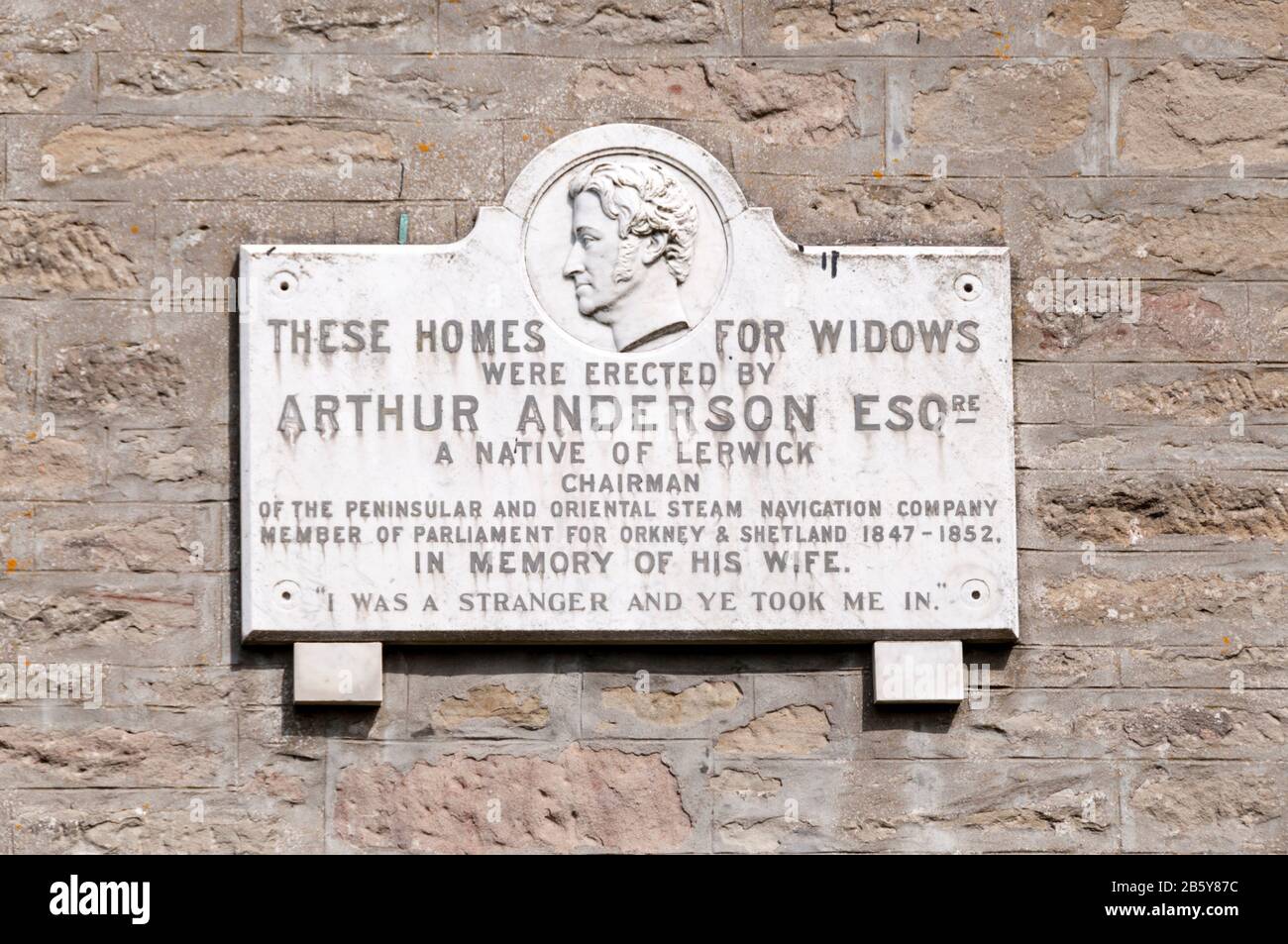 Placca su Anderson Homes a Lerwick. Originariamente denominate abitazioni di vedove o Asilo di vedove, furono aperte nel 1865 per vedove di pescatori e marinai. Foto Stock