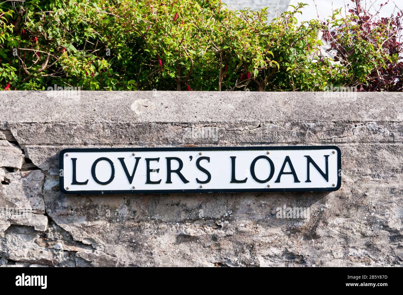 Un cartello con il nome della strada per Lover's Loan a Lerwick. Foto Stock