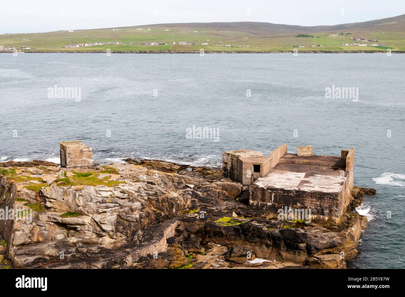 Resti della Seconda guerra mondiale piattaforma fissa siluro su Bressay Sound, Shetland. Foto Stock