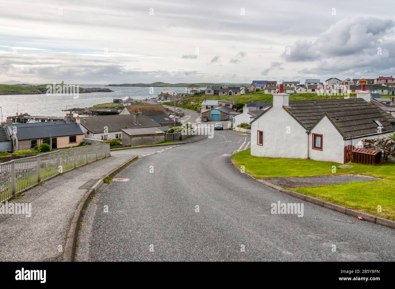 La strada per Hamnavoe su Burra ovest, Shetland. Foto Stock