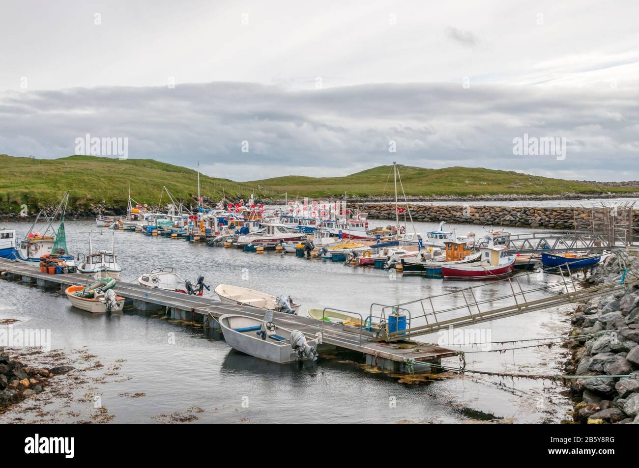 Il porto del piccolo insediamento di Hamnavoe sull'isola di Burra occidentale al largo della terraferma di Shetland. Foto Stock
