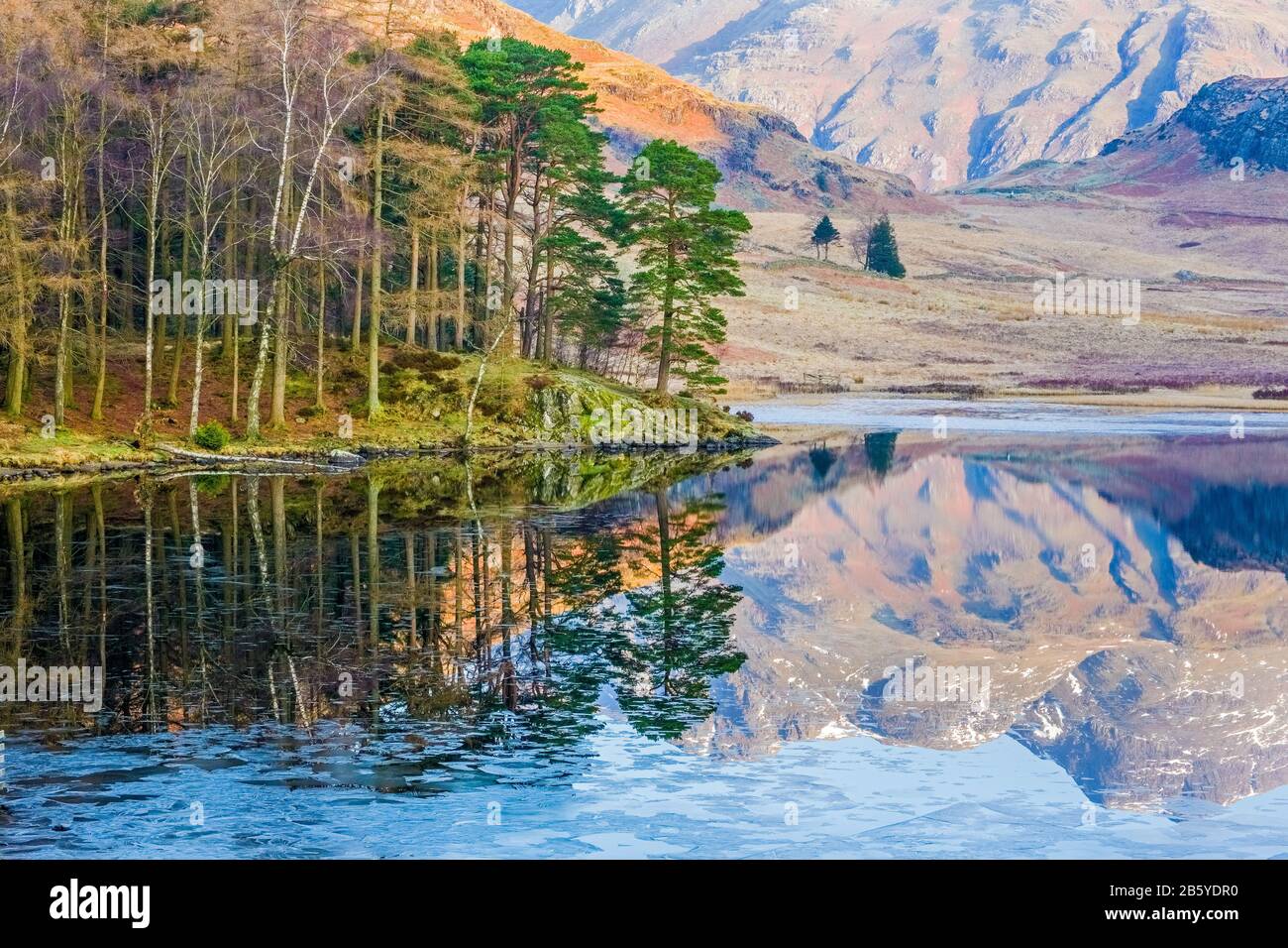 Blea Tarn in una tranquilla mattinata invernale vicino a Langdale nel Lake District National Park, Cumbria, Regno Unito Foto Stock