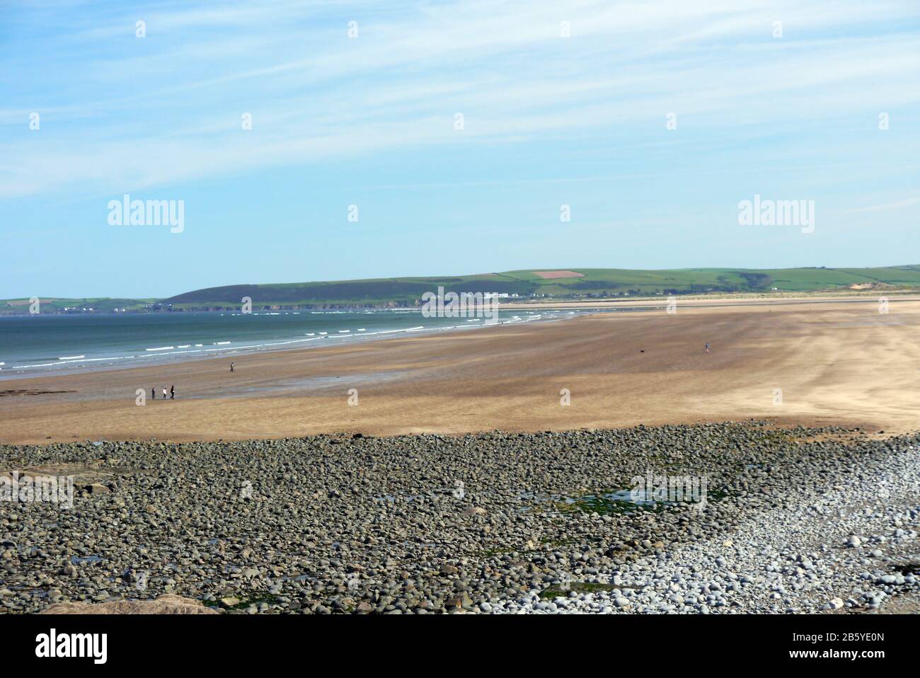 Ciottoli e pietre sopra la spiaggia di sabbia a Barnstaple/Bideford Bay a Westward ho! Sul South West Coastal Path, North Devon, Inghilterra, Regno Unito. Foto Stock