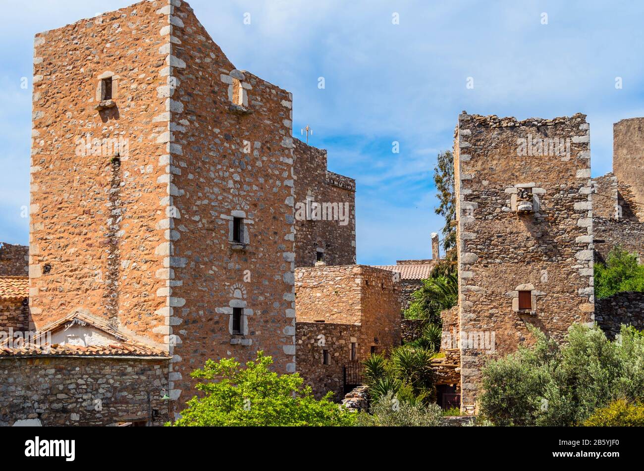 Vathia il villaggio abbandonato della penisola di Mani, noto per le sue case-torri costruite su una collina che domina la campagna circostante. Peloponneso, Grecia Foto Stock