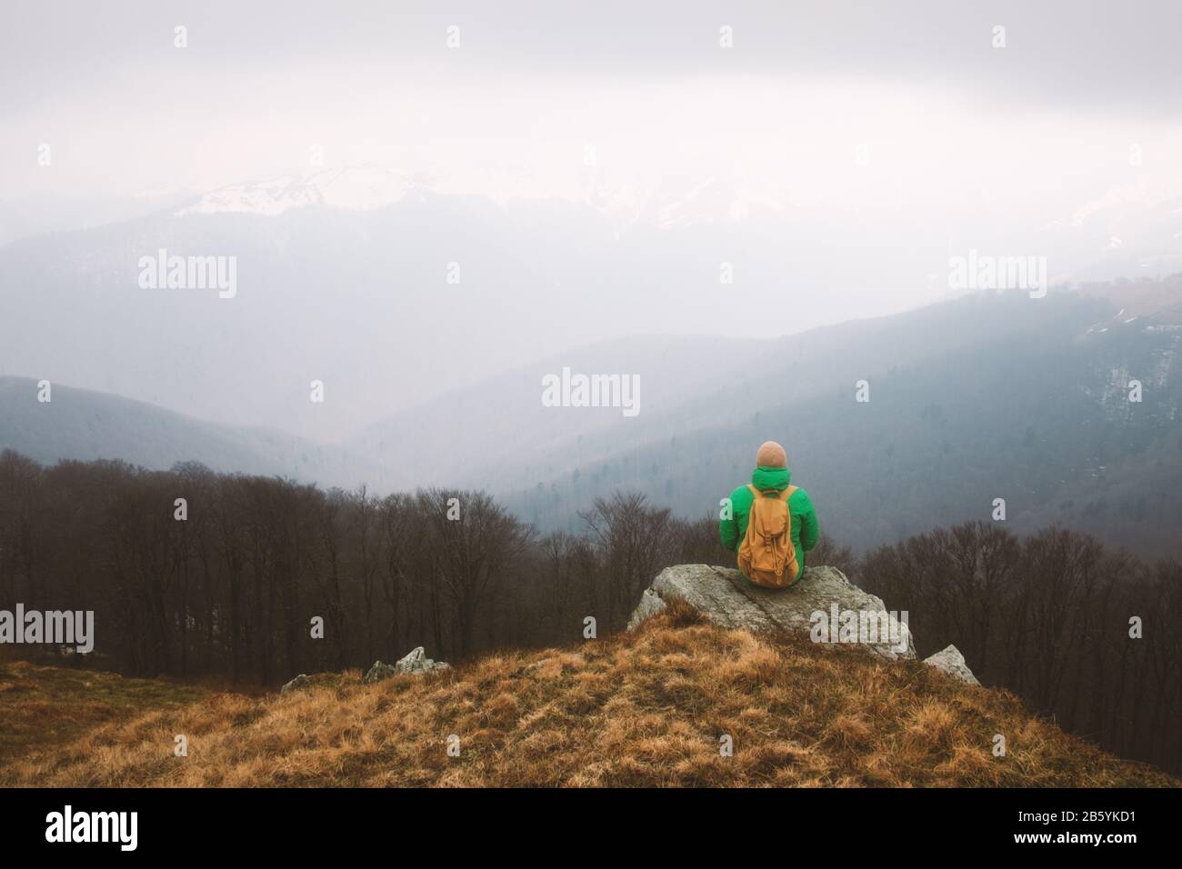 Uomo con zaino in primavera Montagne. Concetto di viaggio. Fotografia di paesaggi Foto Stock