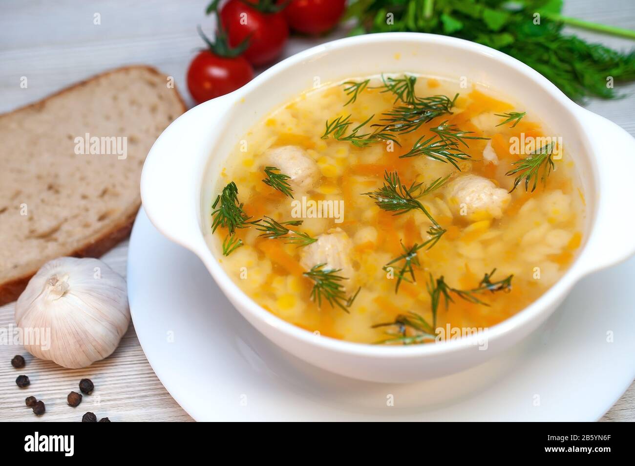 Zuppa di pollo con polpette e pasta sul tavolo Foto Stock