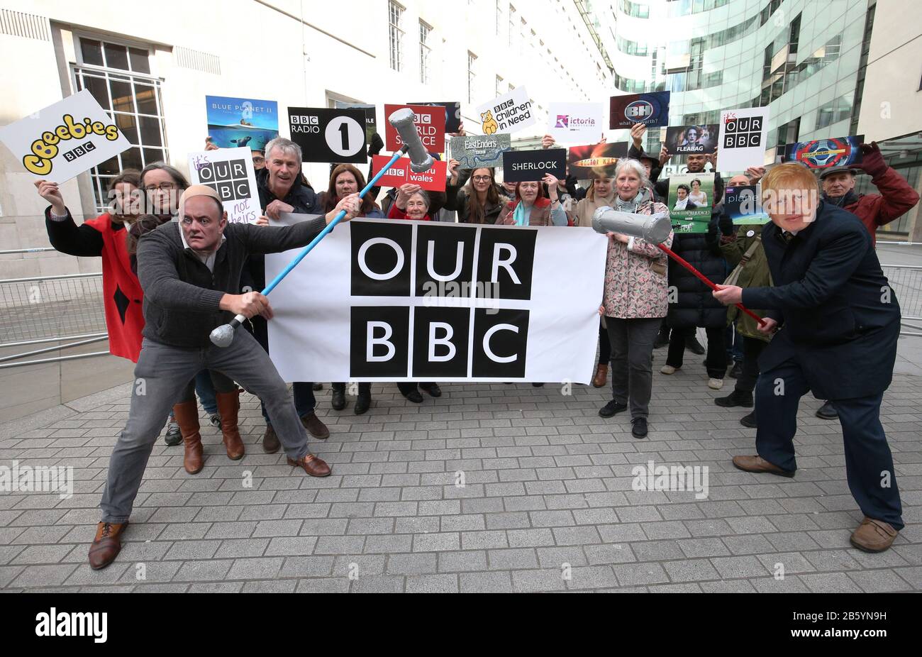 Gli attivisti che impersonano Dominic Cummings e Boris Johnson partecipano a una chiamata fotografica "Whack a mole" fuori dalla BBC New Broadcasting House di Londra, durante il lancio della campagna "It's Our BBC" per difendere l'emittente televisiva. Foto Stock
