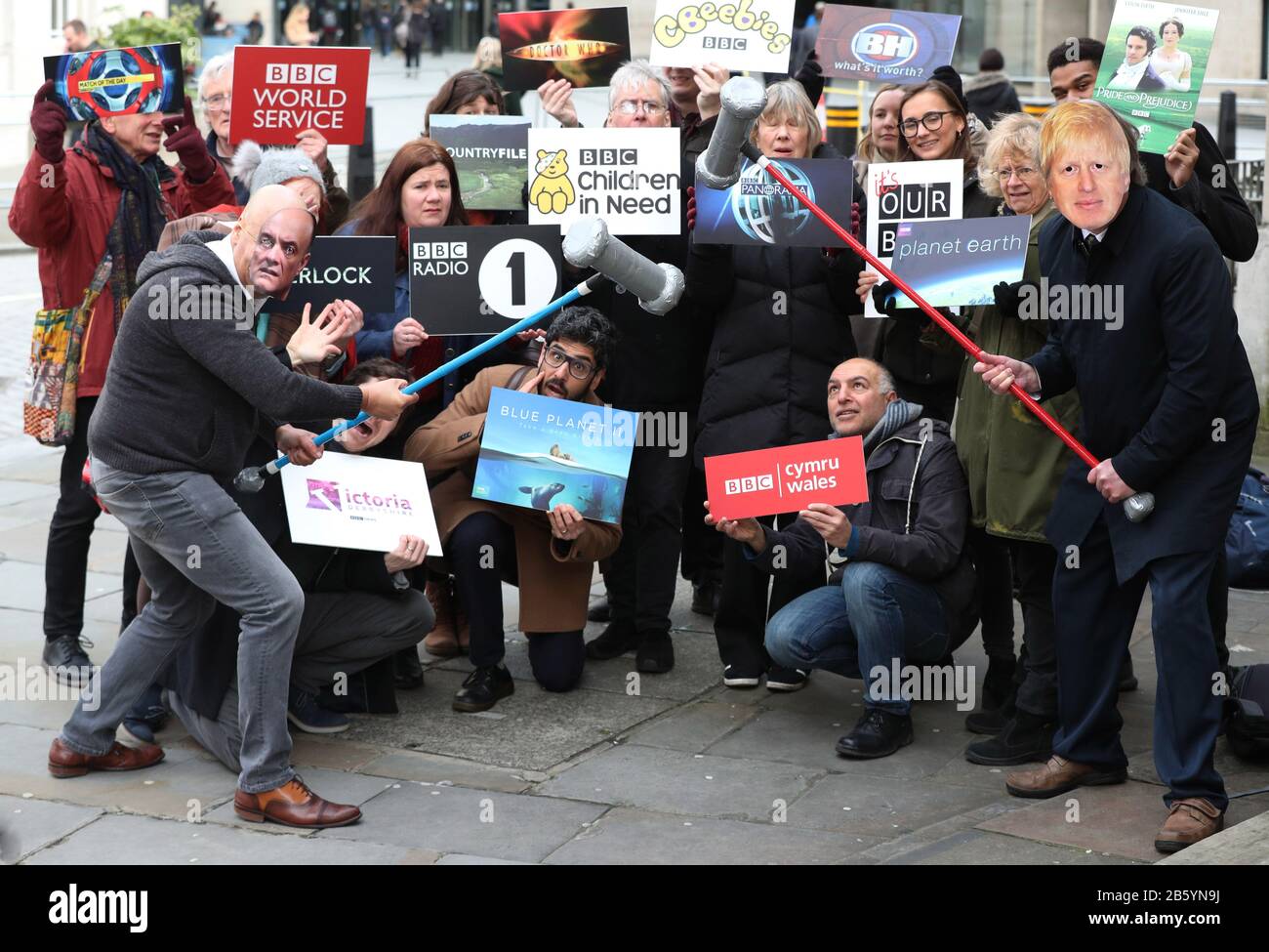 Gli attivisti che impersonano Dominic Cummings e Boris Johnson partecipano a una chiamata fotografica "Whack a mole" fuori dalla BBC New Broadcasting House di Londra, durante il lancio della campagna "It's Our BBC" per difendere l'emittente televisiva. Foto Stock