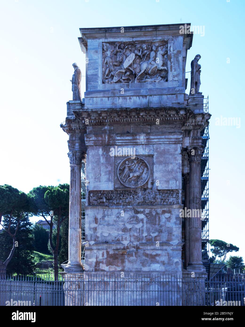 Italia.Roma.l'Arco di Costantino dal 312 al 315 d.C. un tributo al primo Imperatore Cristiano.in restauro nel 2013. Foto Stock