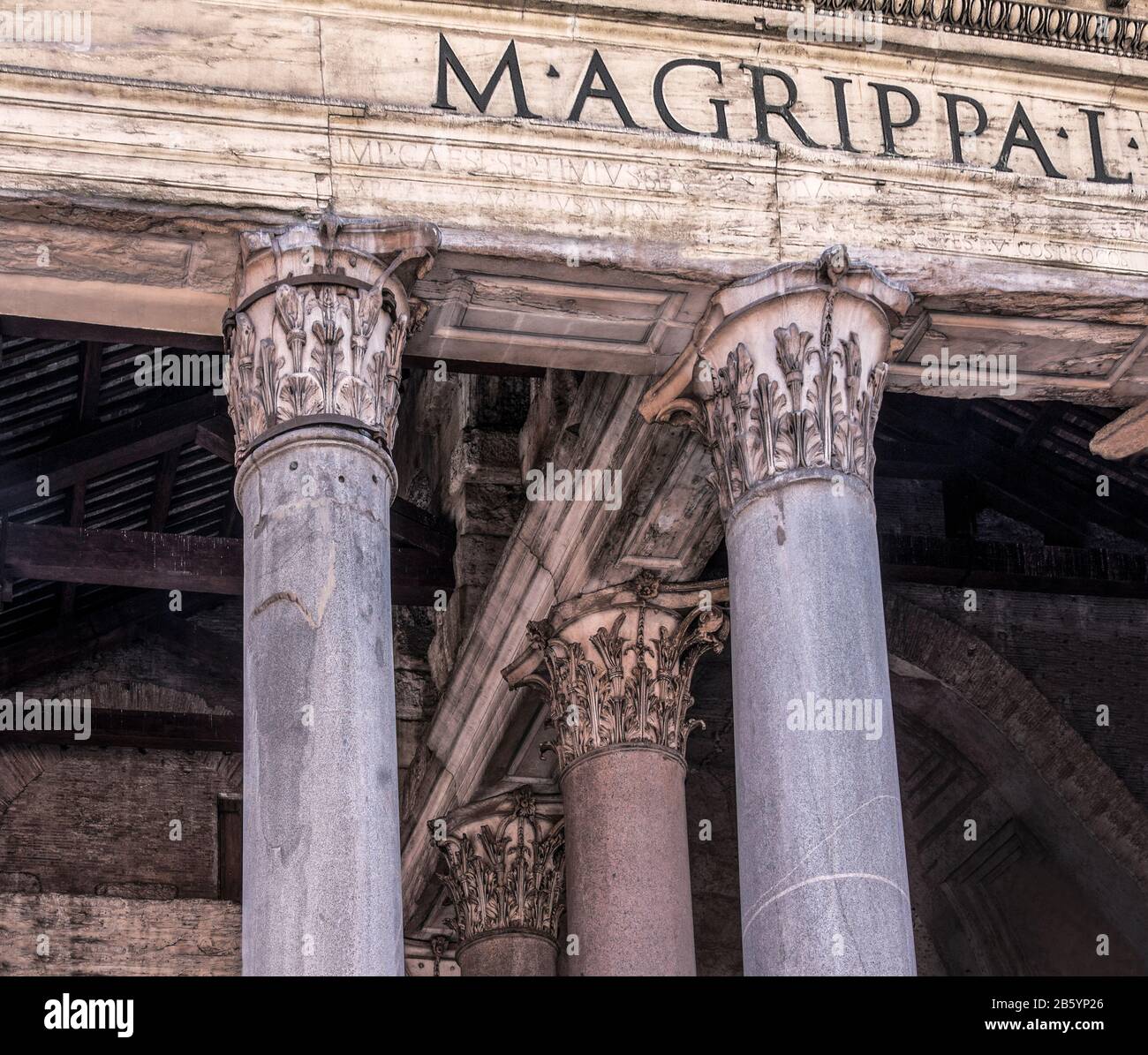 Italy.Rome.The Pantheon is in the Piazza della rotonda. Costruito dall'Imperatore Adriano '120 d.C.' ha una cupola molto suggestiva. Foto Stock