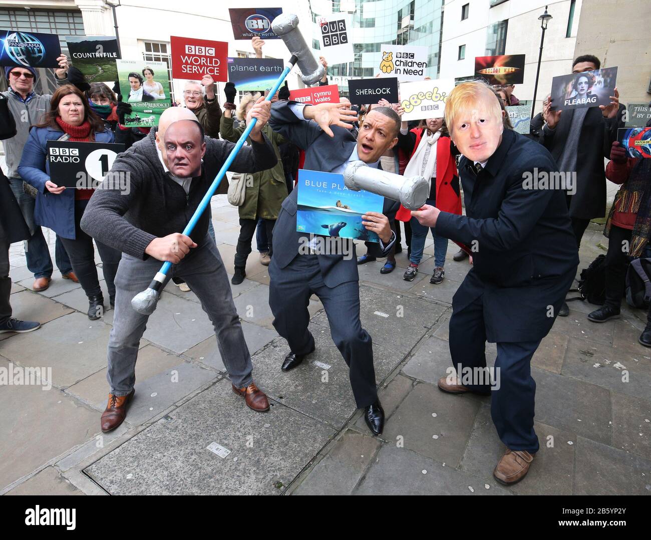 Clive Lewis (centro) adotta una posa di terrore simulata come attivisti che impersonano Dominic Cummings e Boris Johnson prendono parte a una chiamata fotografica 'whack a mole' fuori dalla BBC New Broadcasting House a Londra, al lancio della campagna 'It's Our BBC' per difendere l'emittente televisiva. Foto Stock