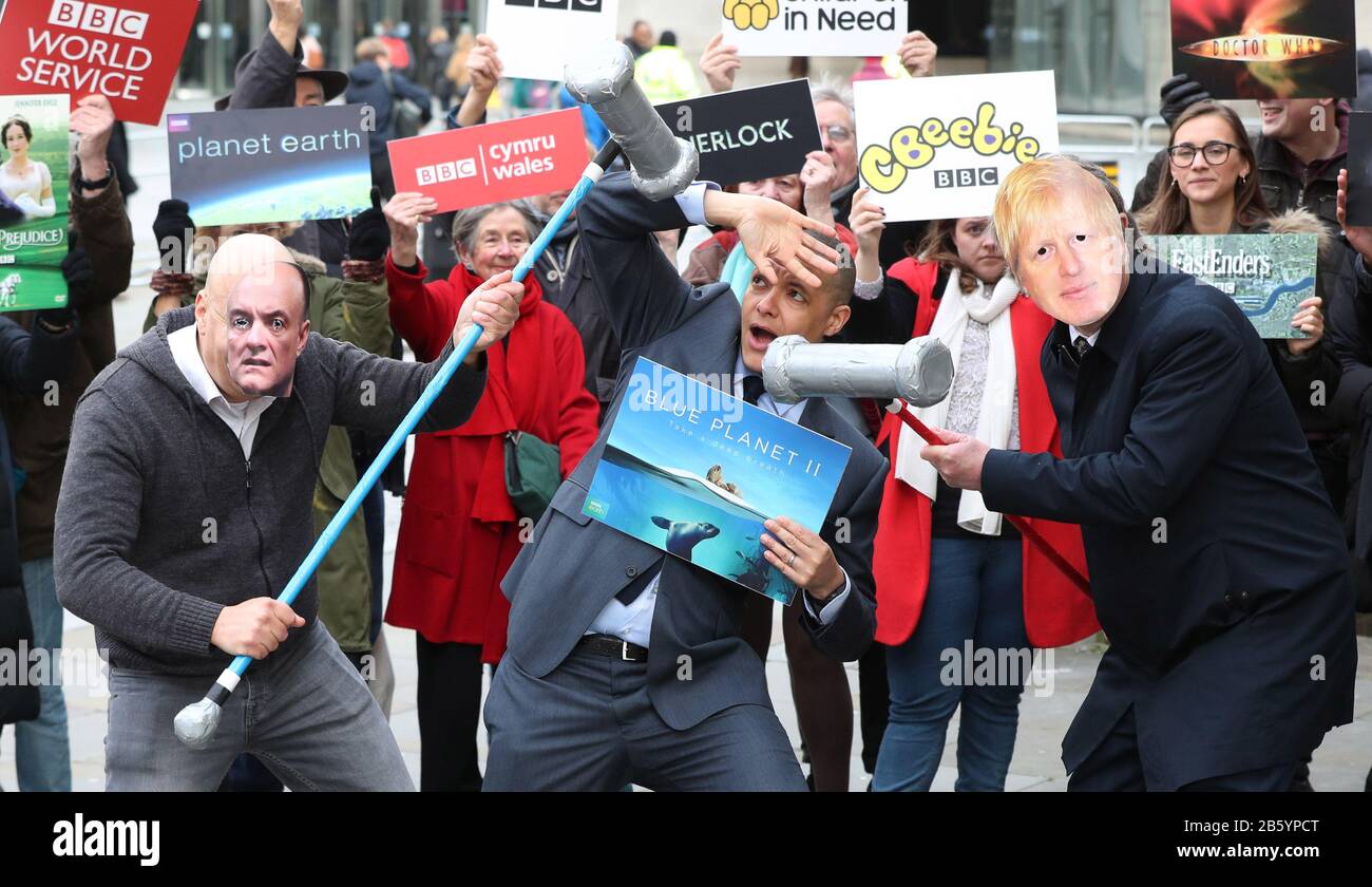 Clive Lewis (centro) adotta una posa di terrore simulata come attivisti che impersonano Dominic Cummings e Boris Johnson prendono parte a una chiamata fotografica 'whack a mole' fuori dalla BBC New Broadcasting House a Londra, al lancio della campagna 'It's Our BBC' per difendere l'emittente televisiva. Foto Stock