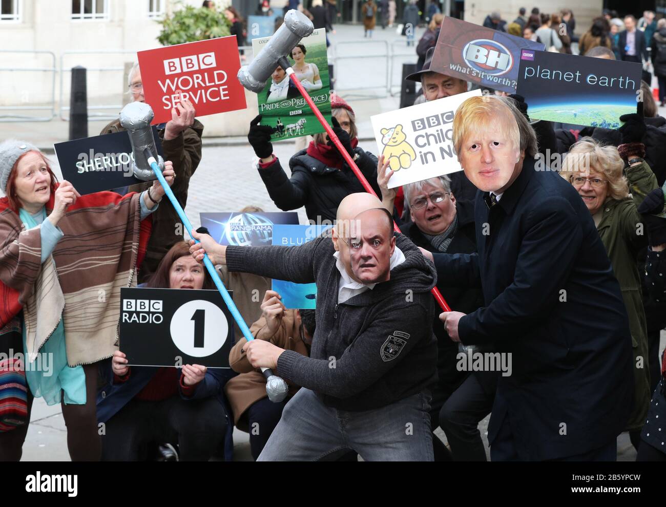Gli attivisti che impersonano Dominic Cummings e Boris Johnson partecipano a una chiamata fotografica "Whack a mole" fuori dalla BBC New Broadcasting House di Londra, durante il lancio della campagna "It's Our BBC" per difendere l'emittente televisiva. Foto Stock