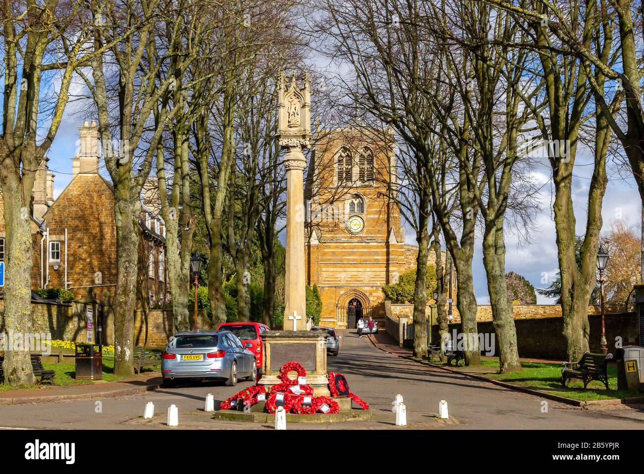 Holy Trinity, Rothwell, Northamptonshire, Inghilterra, Regno Unito. L'esterno della chiesa prese quando si guarda la cripta Ossea che si trova sotto il lato sud Foto Stock