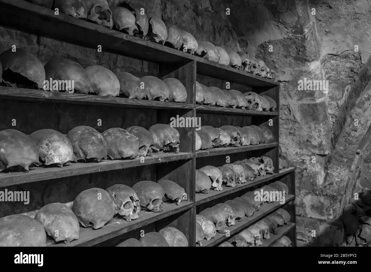 Bone Crypt - Holy Trinity, Rothwell, Northamptonshire, Inghilterra, Regno Unito. Sotto la chiesa nasconde un ossario dimenticato del 13th secolo, che è stato scoperto in A. Foto Stock