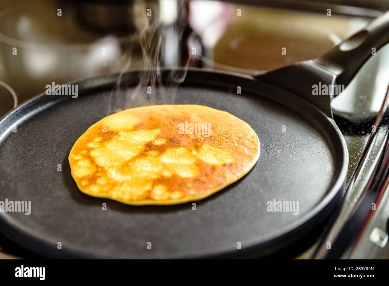 padella con pancake e cucina a base di crepe su fornello in cucina Foto  stock - Alamy