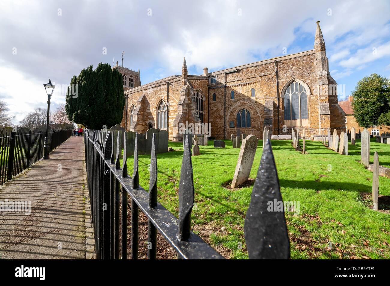 Holy Trinity, Rothwell, Northamptonshire, Inghilterra, Regno Unito. L'esterno della chiesa prese quando si guarda la cripta Ossea che si trova sotto il lato sud Foto Stock