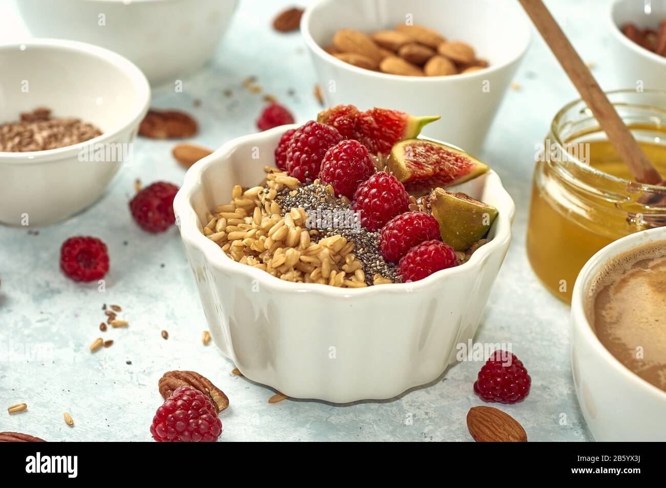 colazione sana, farinata d'avena con lamponi e miele Foto Stock