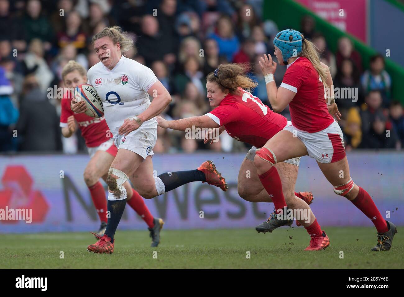 Londra, Regno Unito. 07th Mar, 2020. Sarah Bern (Inghilterra, 18) è tenuta sui suoi pantaloni da Lauren Smyth (Galles, 23). Sulla destra Gwen Crab (Galles, 19) cerca di aiutare. Quarto giorno di incontro del torneo di rugby Women's Six Nations 2020; Inghilterra - Galles il 7 marzo 2020 a Londra. Credito: Jürgen Kessler/Dpa/Alamy Live News Foto Stock