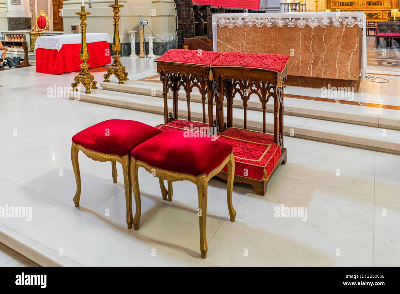 Matrimonio inginocchiatore e sedie nella chiesa cattolica Foto Stock