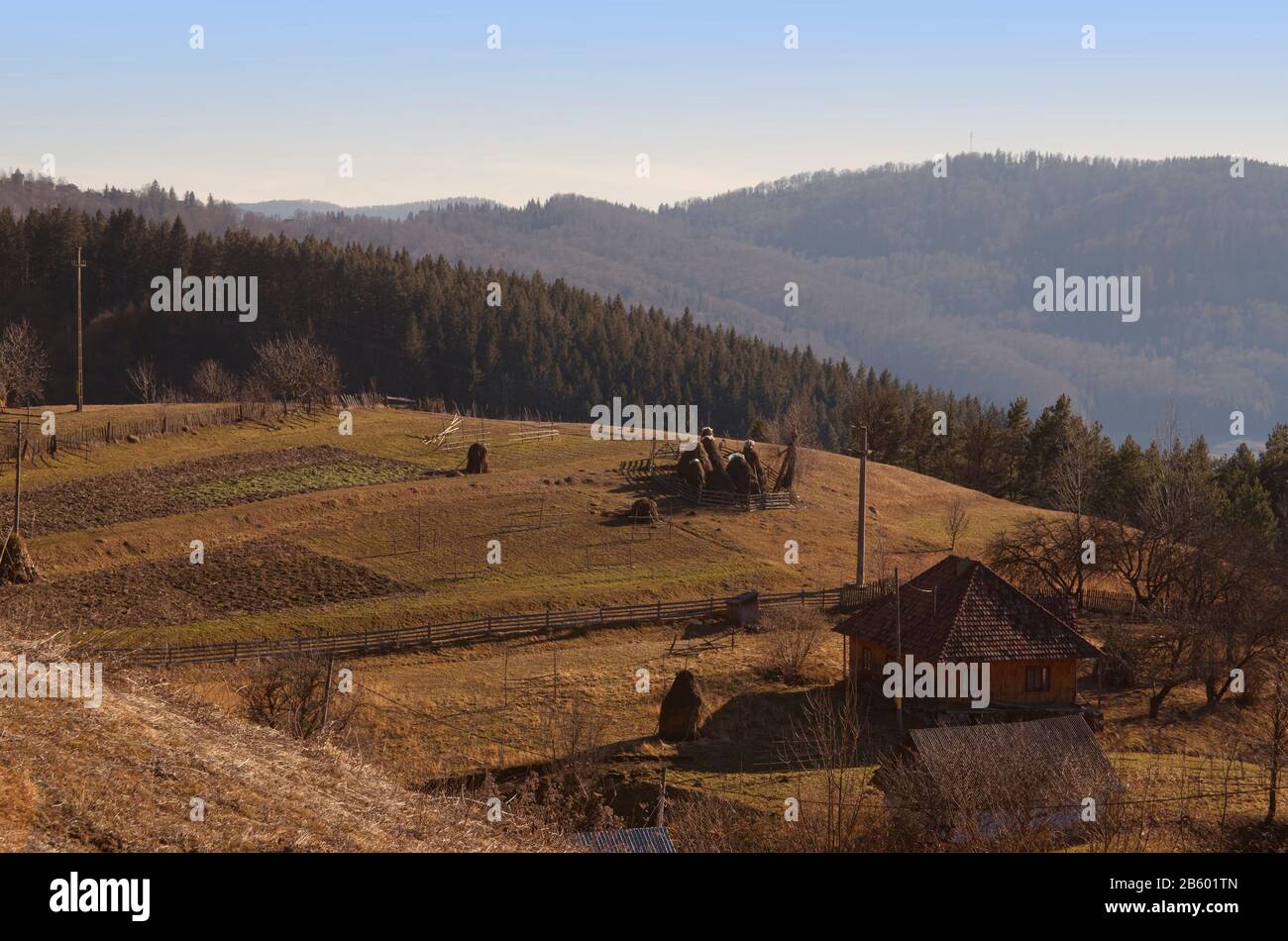vista sul lato del paese con belle colline. Paesaggio montano con fattoria Foto Stock