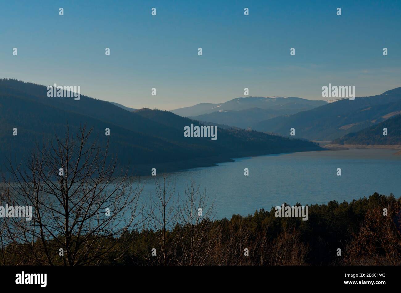 Scenario epico del lago Bicaz con la montagna Carpatia sullo sfondo Foto Stock