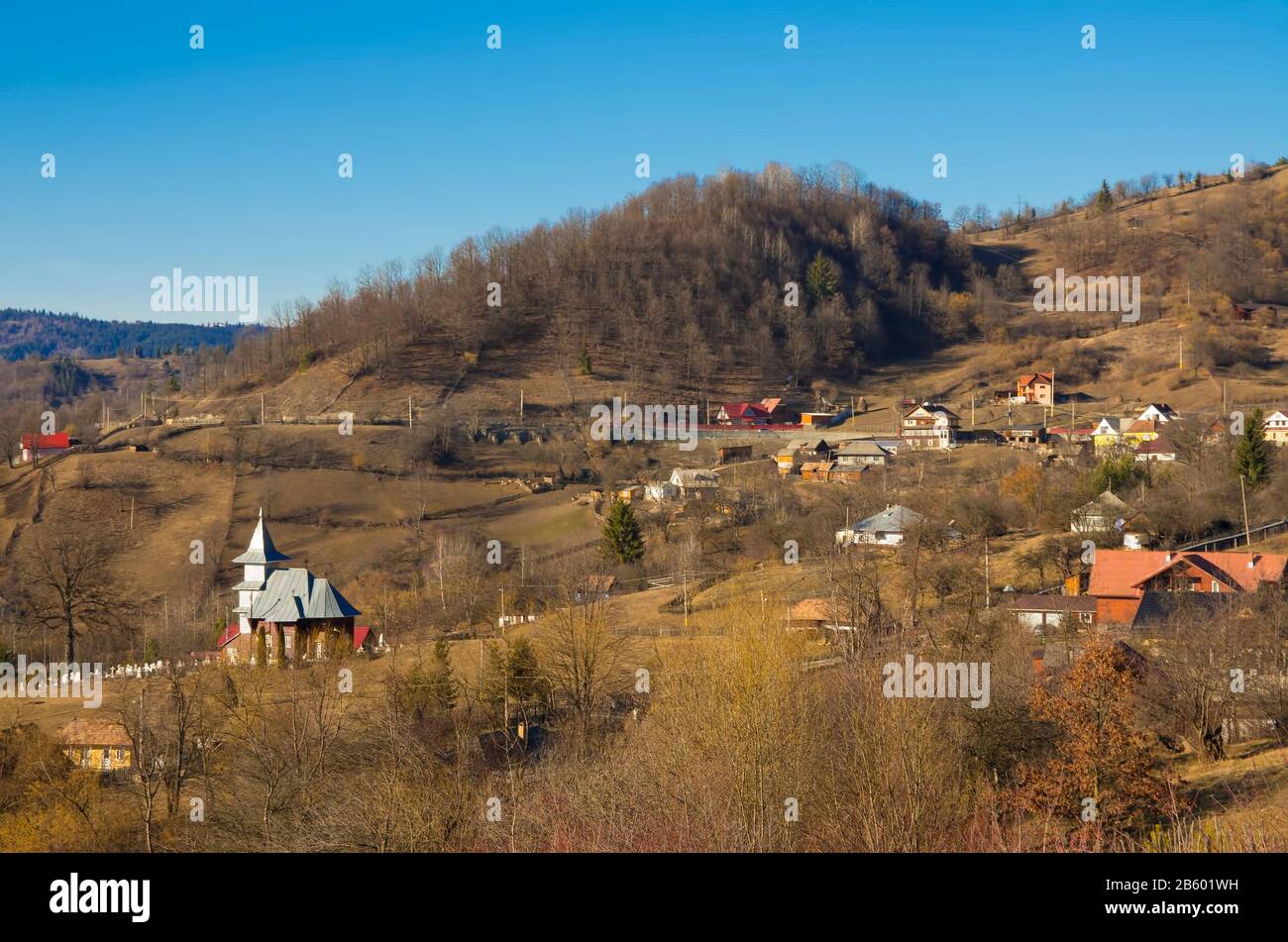 bellissimo villaggio nella zona di montagna con una chiesa Foto Stock